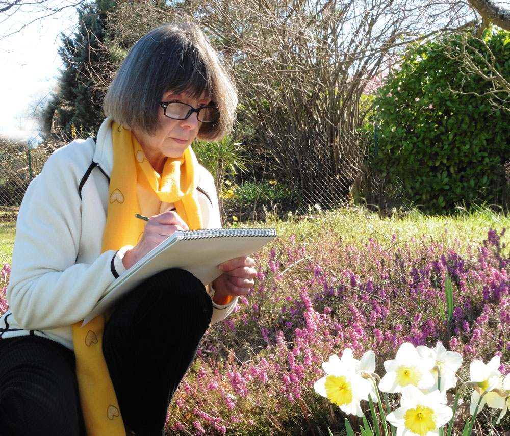 photographie de l'artiste dans son jardin